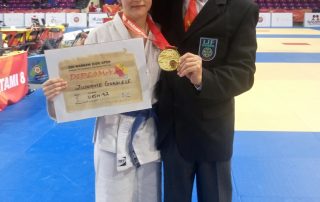 Nuotraukoje: Gabrielė Žilionytė su treneriu Dainium Cimbolu po apdovanojimo.