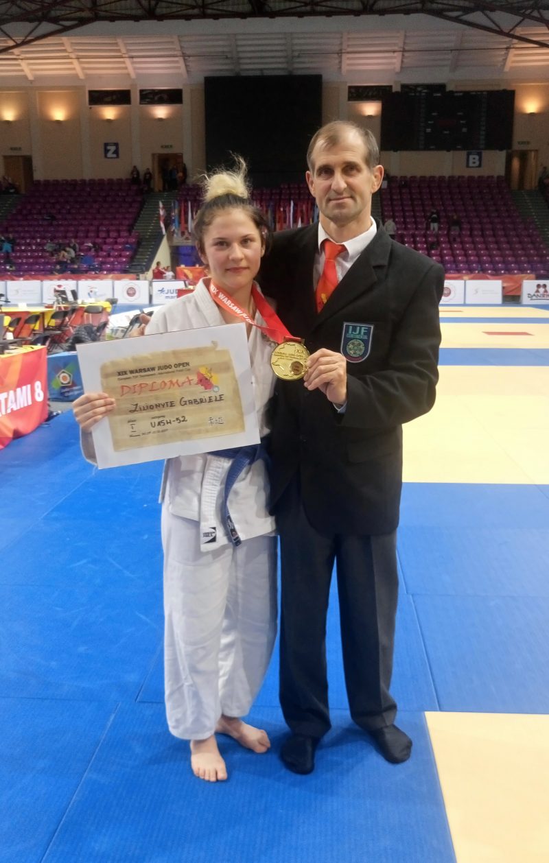 Nuotraukoje: Gabrielė Žilionytė su treneriu Dainium Cimbolu po apdovanojimo.